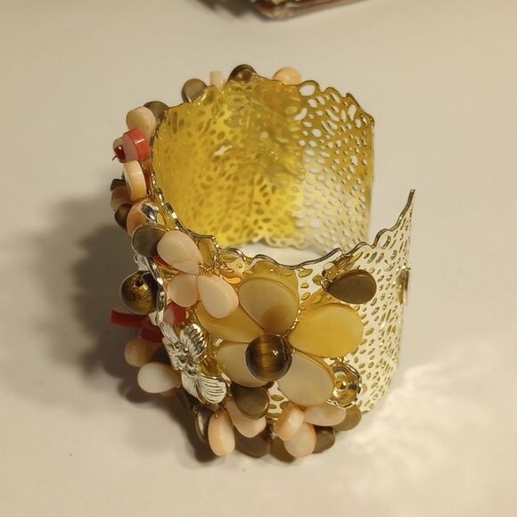 Jessica Simpson Chunky Pink Flower Bangle - Picture 2 of 9